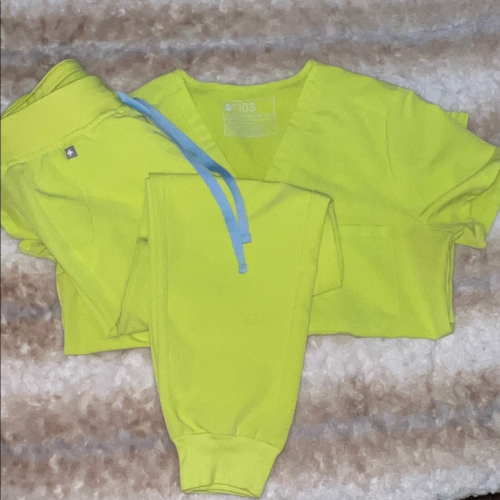 Figs Citrine limited edition Scrub Set with light blue drawstring